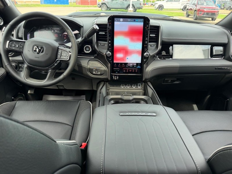 Ram 2500 Vehicle Full-screen Gallery Image 10