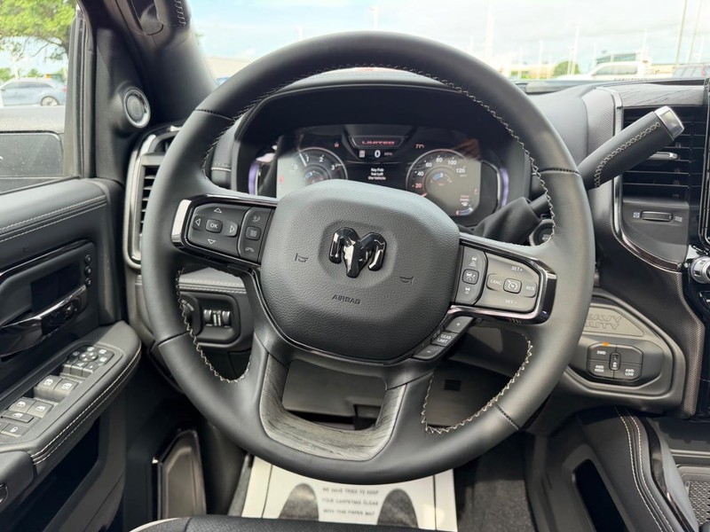 Ram 2500 Vehicle Full-screen Gallery Image 11