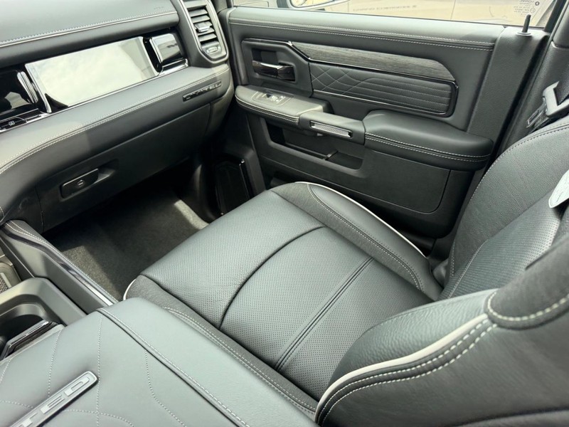 Ram 2500 Vehicle Full-screen Gallery Image 17