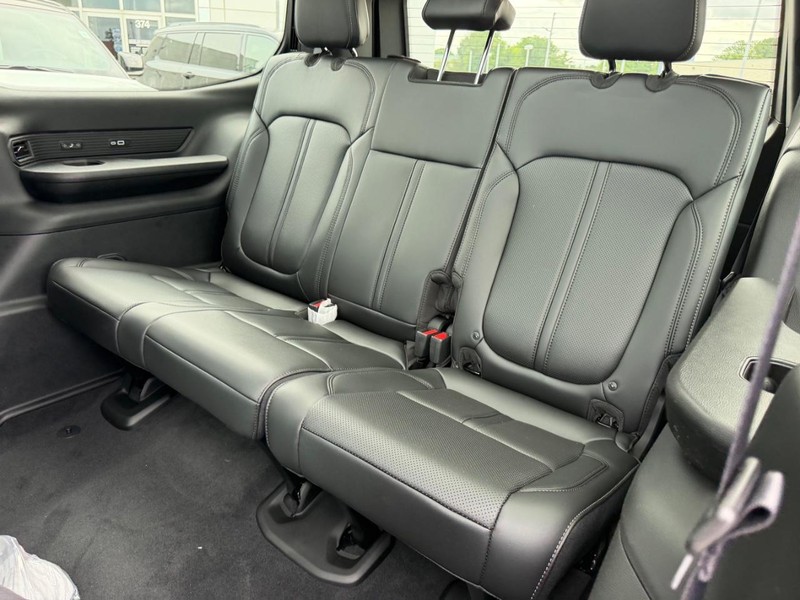 Jeep Grand Wagoneer Vehicle Full-screen Gallery Image 9
