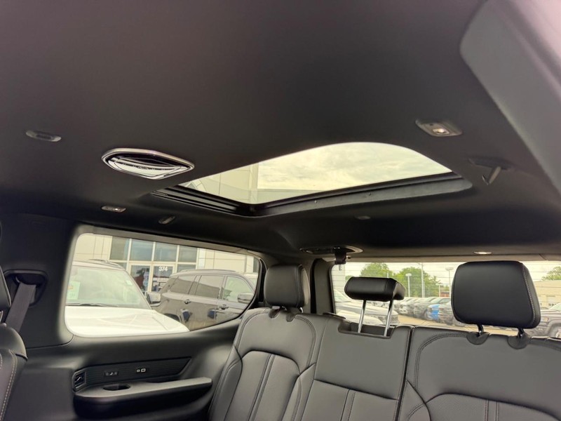 Jeep Grand Wagoneer Vehicle Full-screen Gallery Image 10