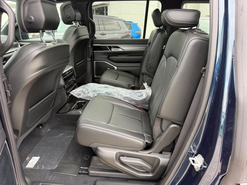 Jeep Grand Wagoneer Vehicle Full-screen Gallery Image 11