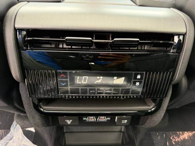 Jeep Grand Wagoneer Vehicle Full-screen Gallery Image 12