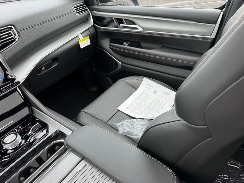 Jeep Grand Wagoneer Vehicle Full-screen Gallery Image 20