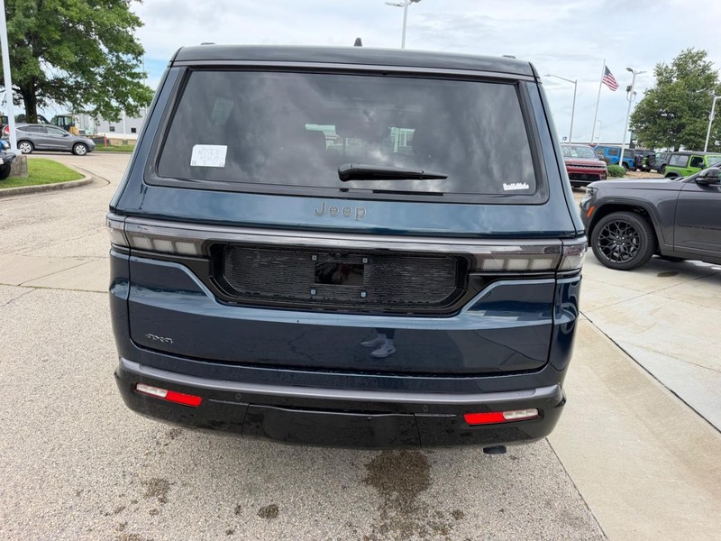 Jeep Grand Wagoneer Vehicle Full-screen Gallery Image 5