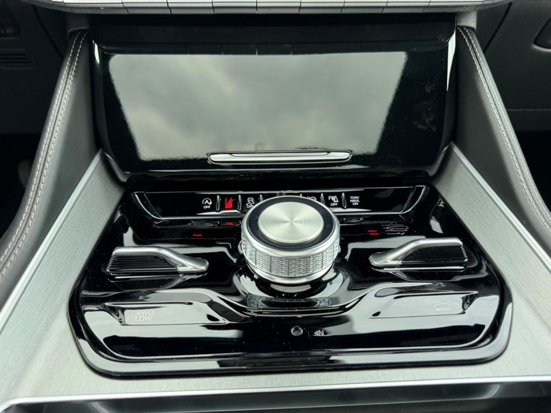 Jeep Grand Wagoneer Vehicle Full-screen Gallery Image 19