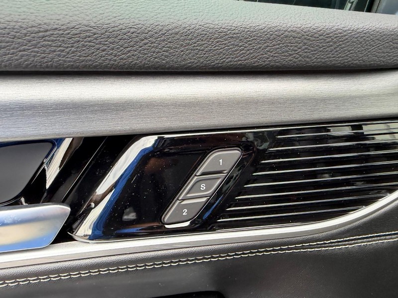 Jeep Grand Wagoneer Vehicle Full-screen Gallery Image 22
