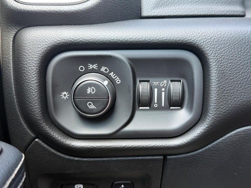 Ram 1500 Vehicle Full-screen Gallery Image 13