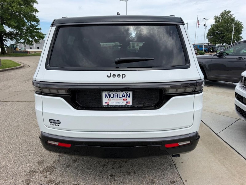 Jeep Grand Wagoneer Vehicle Full-screen Gallery Image 5