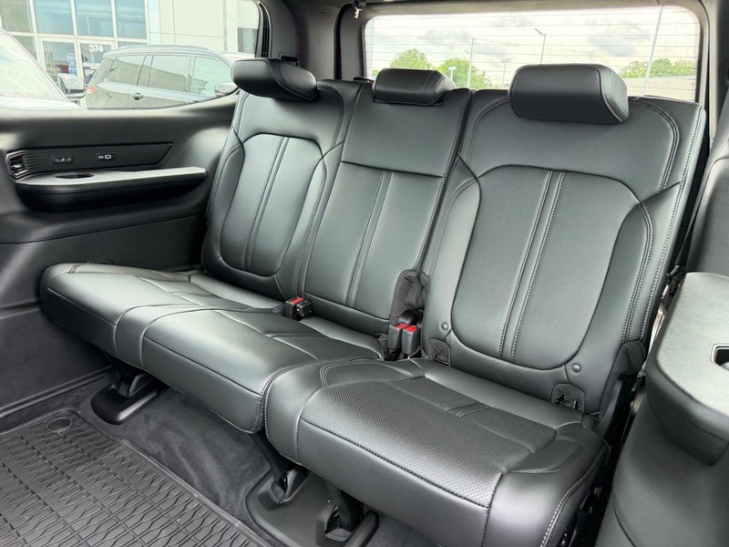 Jeep Grand Wagoneer Vehicle Full-screen Gallery Image 9