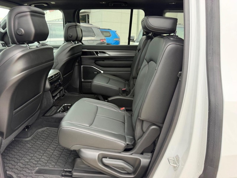 Jeep Grand Wagoneer Vehicle Full-screen Gallery Image 10
