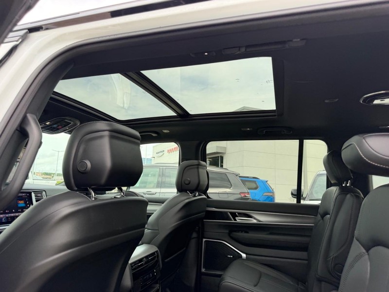 Jeep Grand Wagoneer Vehicle Full-screen Gallery Image 11