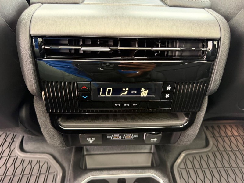 Jeep Grand Wagoneer Vehicle Full-screen Gallery Image 12