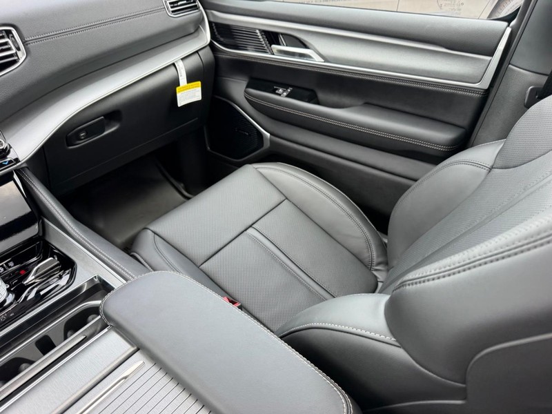Jeep Grand Wagoneer Vehicle Full-screen Gallery Image 20