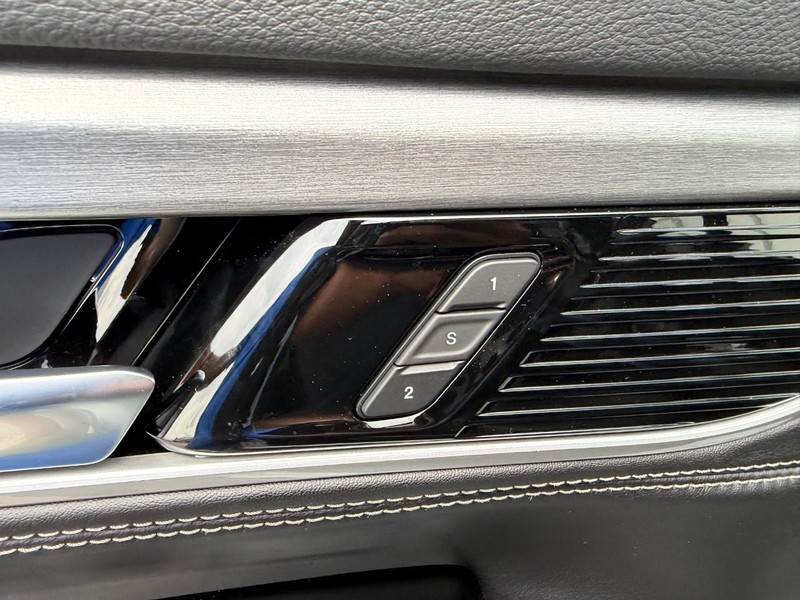 Jeep Grand Wagoneer Vehicle Full-screen Gallery Image 22