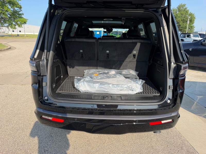 Jeep Grand Wagoneer Vehicle Full-screen Gallery Image 6