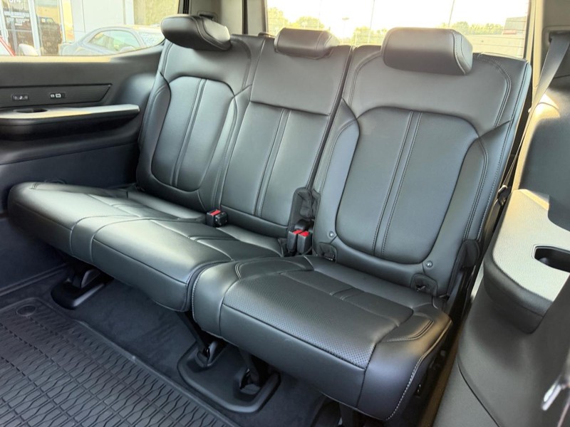 Jeep Grand Wagoneer Vehicle Full-screen Gallery Image 9
