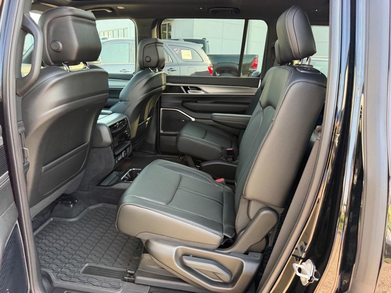 Jeep Grand Wagoneer Vehicle Full-screen Gallery Image 10