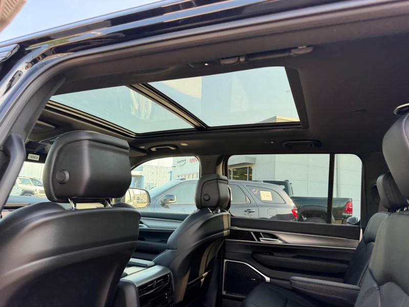 Jeep Grand Wagoneer Vehicle Full-screen Gallery Image 11