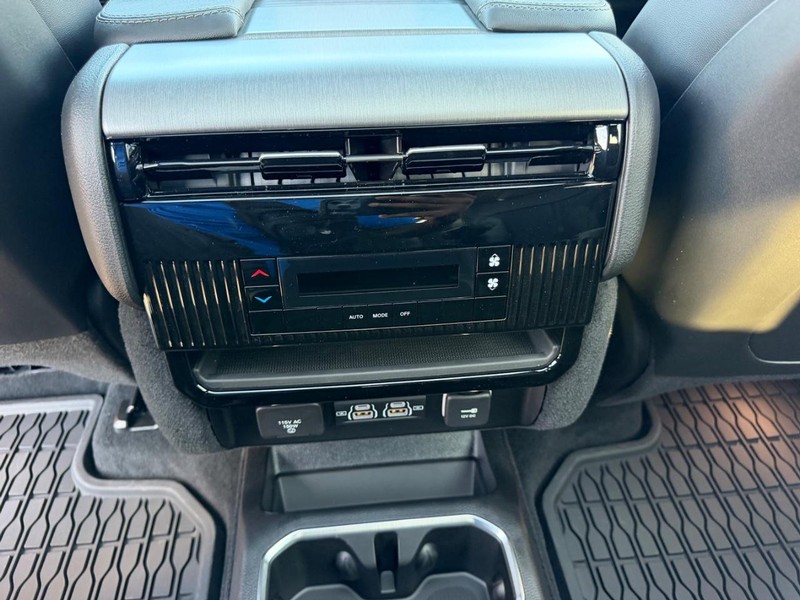 Jeep Grand Wagoneer Vehicle Full-screen Gallery Image 12