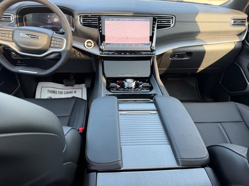 Jeep Grand Wagoneer Vehicle Full-screen Gallery Image 13