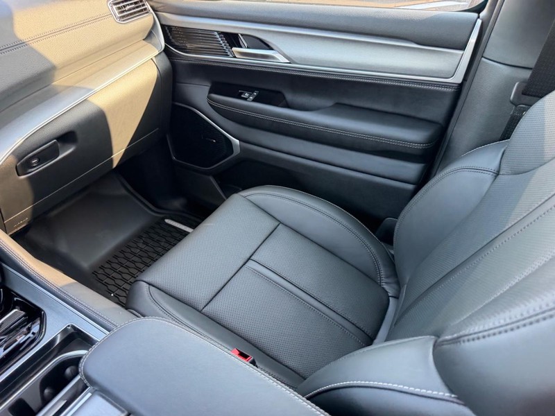 Jeep Grand Wagoneer Vehicle Full-screen Gallery Image 20