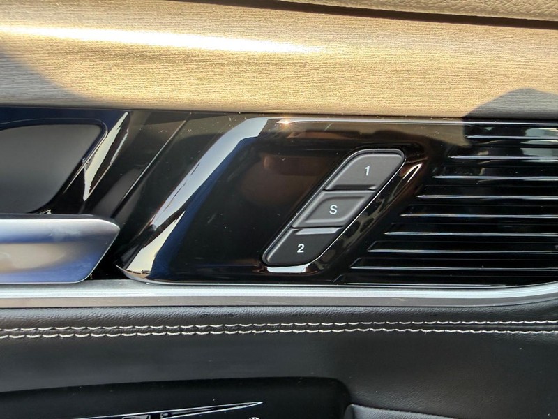Jeep Grand Wagoneer Vehicle Full-screen Gallery Image 22
