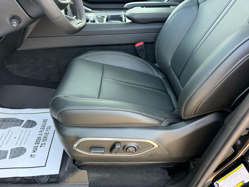 Jeep Grand Wagoneer Vehicle Full-screen Gallery Image 23