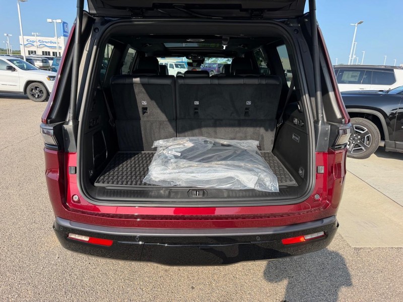 Jeep Grand Wagoneer Vehicle Full-screen Gallery Image 6