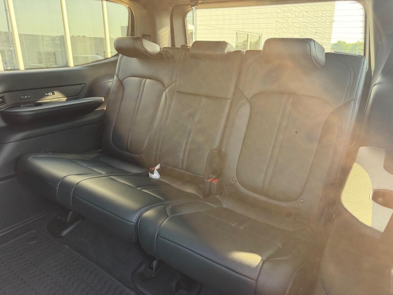 Jeep Grand Wagoneer Vehicle Full-screen Gallery Image 9