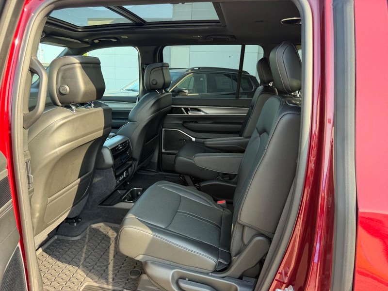 Jeep Grand Wagoneer Vehicle Full-screen Gallery Image 10