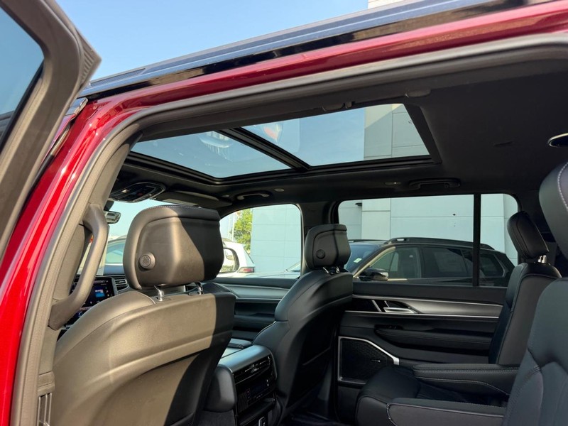 Jeep Grand Wagoneer Vehicle Full-screen Gallery Image 11