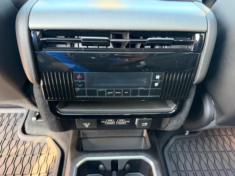 Jeep Grand Wagoneer Vehicle Full-screen Gallery Image 12