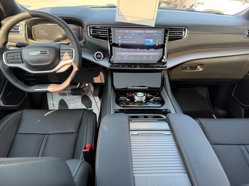 Jeep Grand Wagoneer Vehicle Full-screen Gallery Image 13