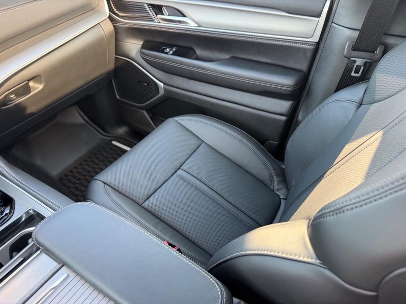 Jeep Grand Wagoneer Vehicle Full-screen Gallery Image 20