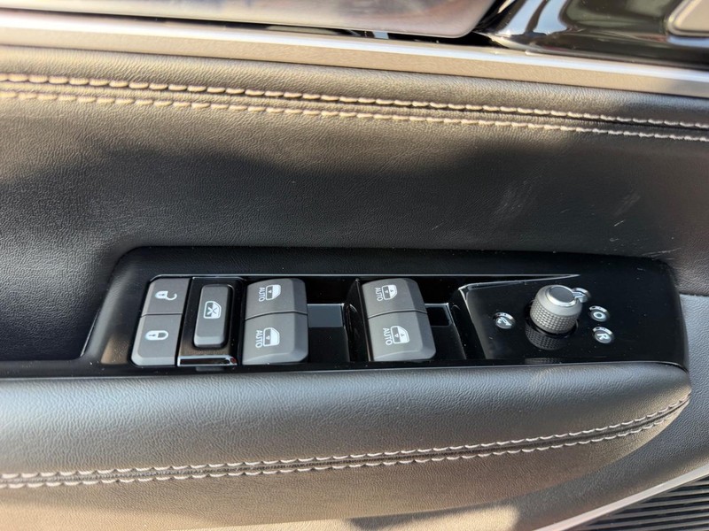 Jeep Grand Wagoneer Vehicle Full-screen Gallery Image 21