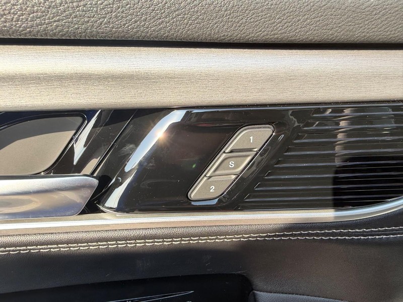Jeep Grand Wagoneer Vehicle Full-screen Gallery Image 22