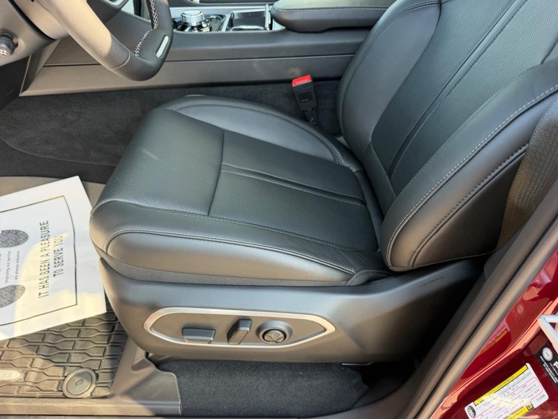 Jeep Grand Wagoneer Vehicle Full-screen Gallery Image 23