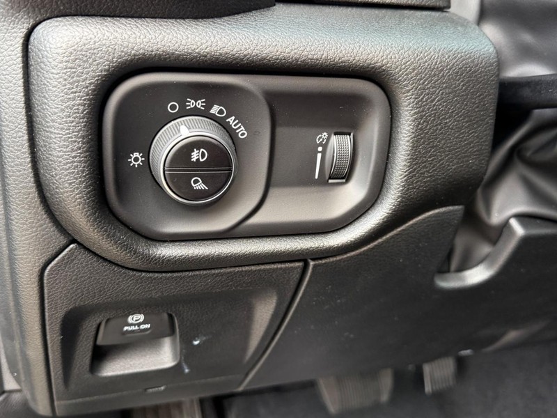 Ram 1500 Vehicle Full-screen Gallery Image 12