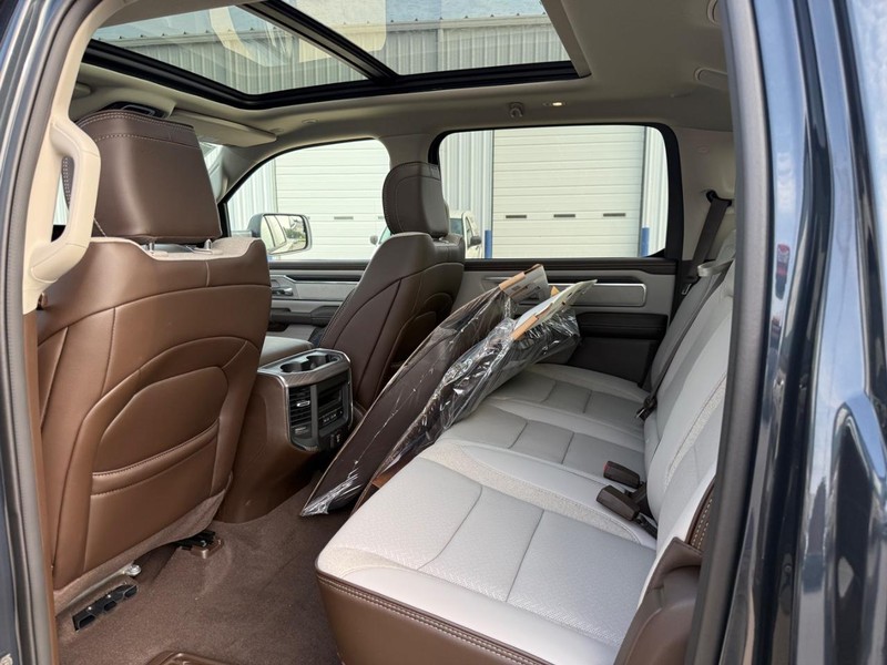 Ram 1500 Vehicle Full-screen Gallery Image 6