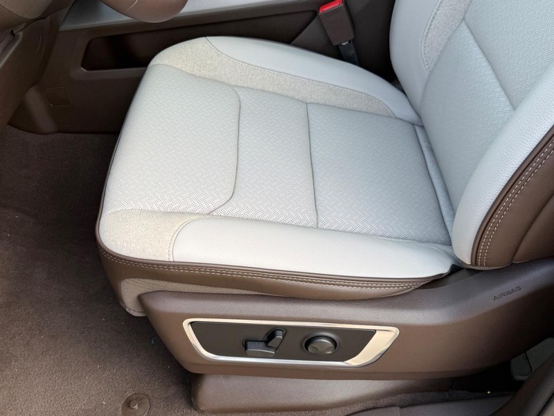 Ram 1500 Vehicle Full-screen Gallery Image 14