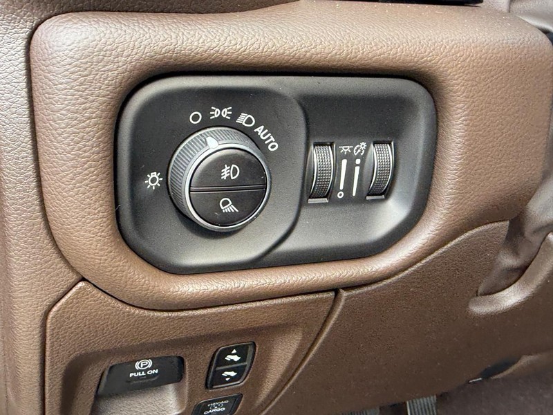 Ram 1500 Vehicle Full-screen Gallery Image 15