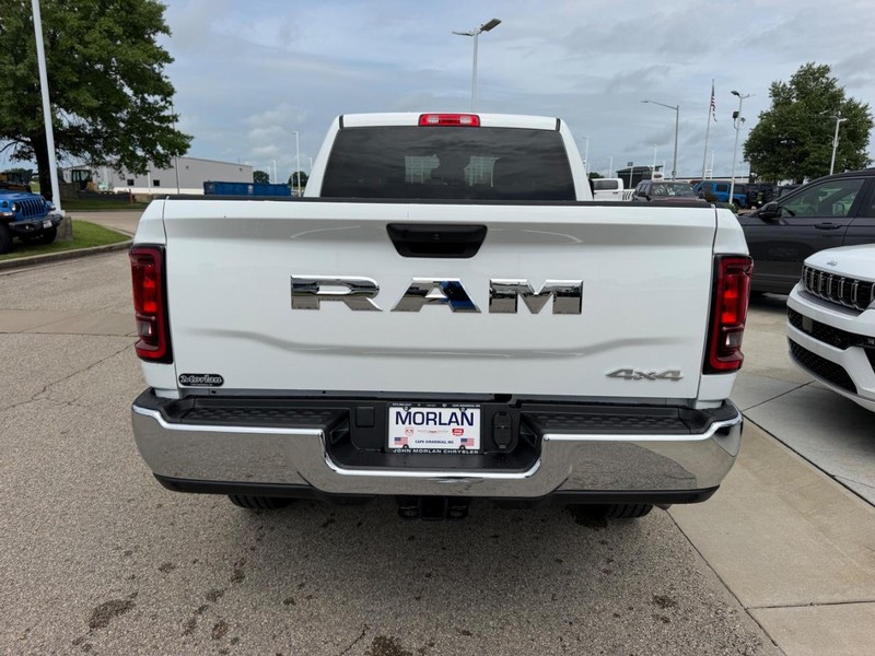 Ram 2500 Vehicle Full-screen Gallery Image 5