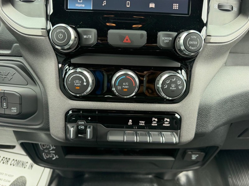 Ram 2500 Vehicle Full-screen Gallery Image 14