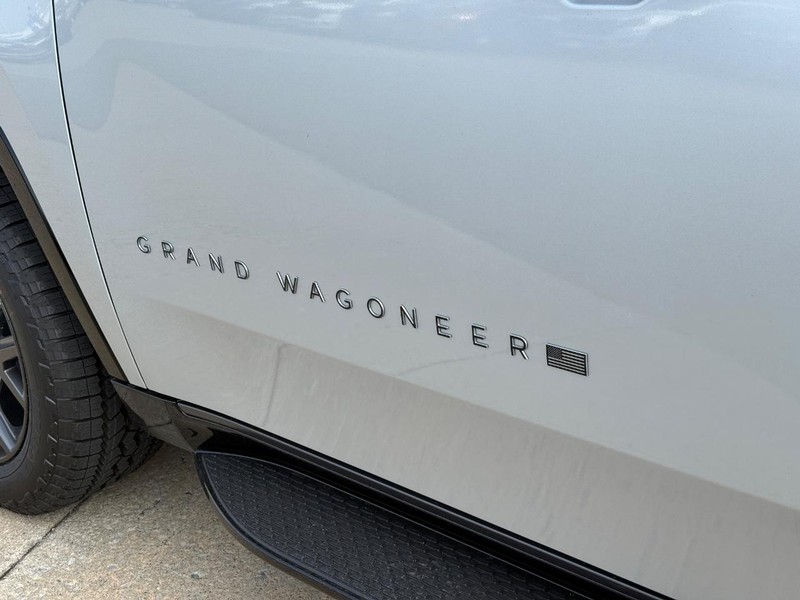 Jeep Grand Wagoneer Vehicle Full-screen Gallery Image 5