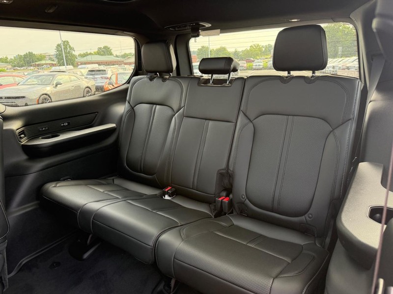 Jeep Grand Wagoneer Vehicle Full-screen Gallery Image 6