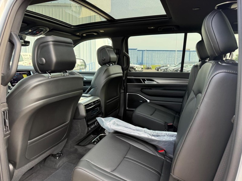 Jeep Grand Wagoneer Vehicle Full-screen Gallery Image 7