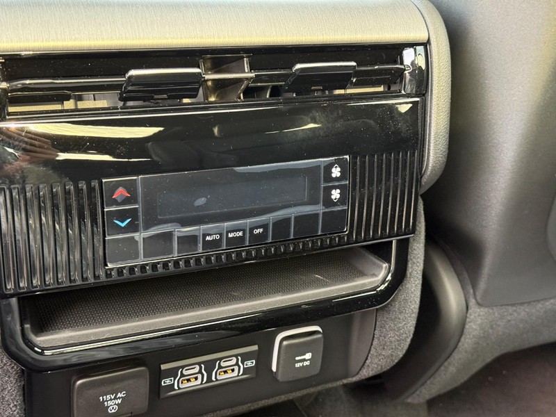 Jeep Grand Wagoneer Vehicle Full-screen Gallery Image 8