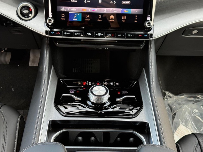 Jeep Grand Wagoneer Vehicle Full-screen Gallery Image 12