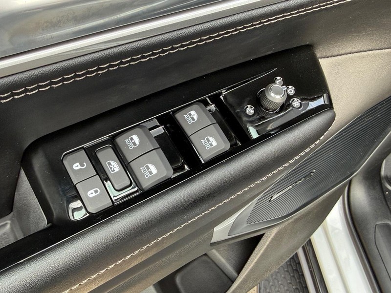 Jeep Grand Wagoneer Vehicle Full-screen Gallery Image 13